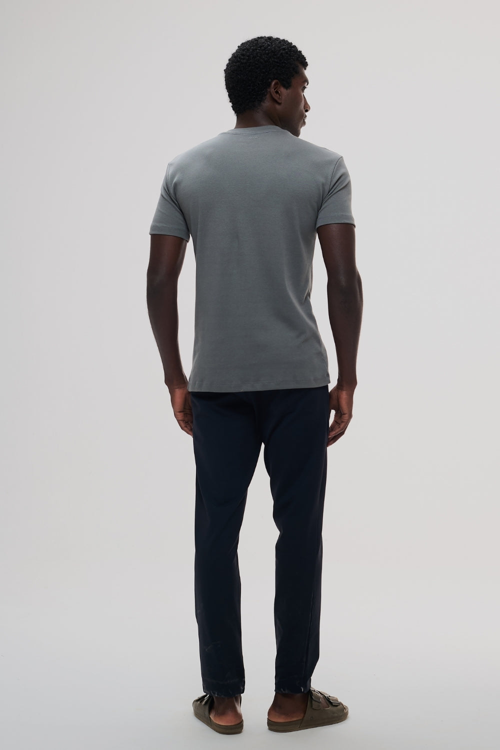 Camiseta Raiz Gola Média · Cinza Raíz – Algodão Egípcio