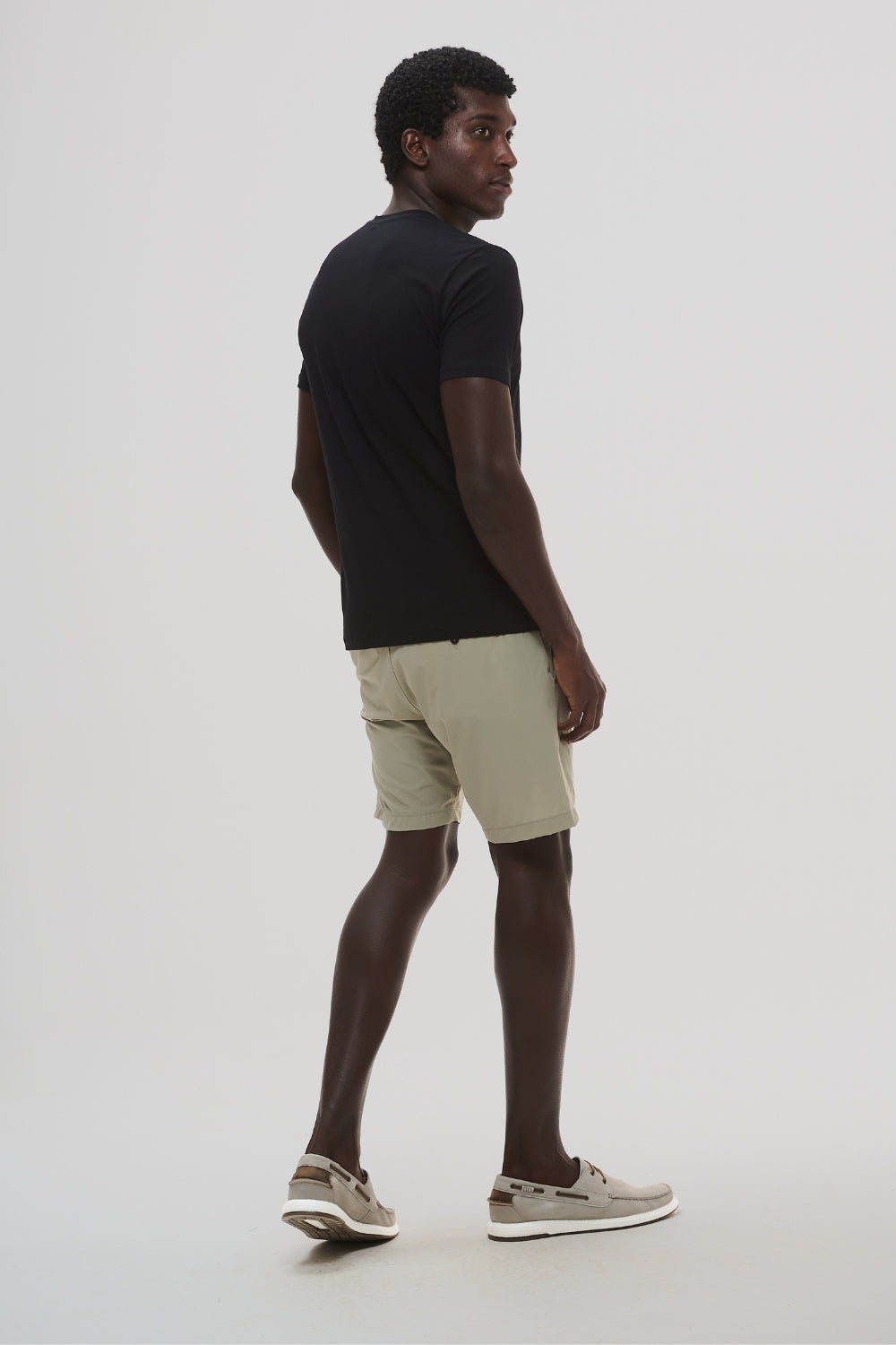 Camiseta Origem Gola V · Preto Essência – Algodão Egípcio