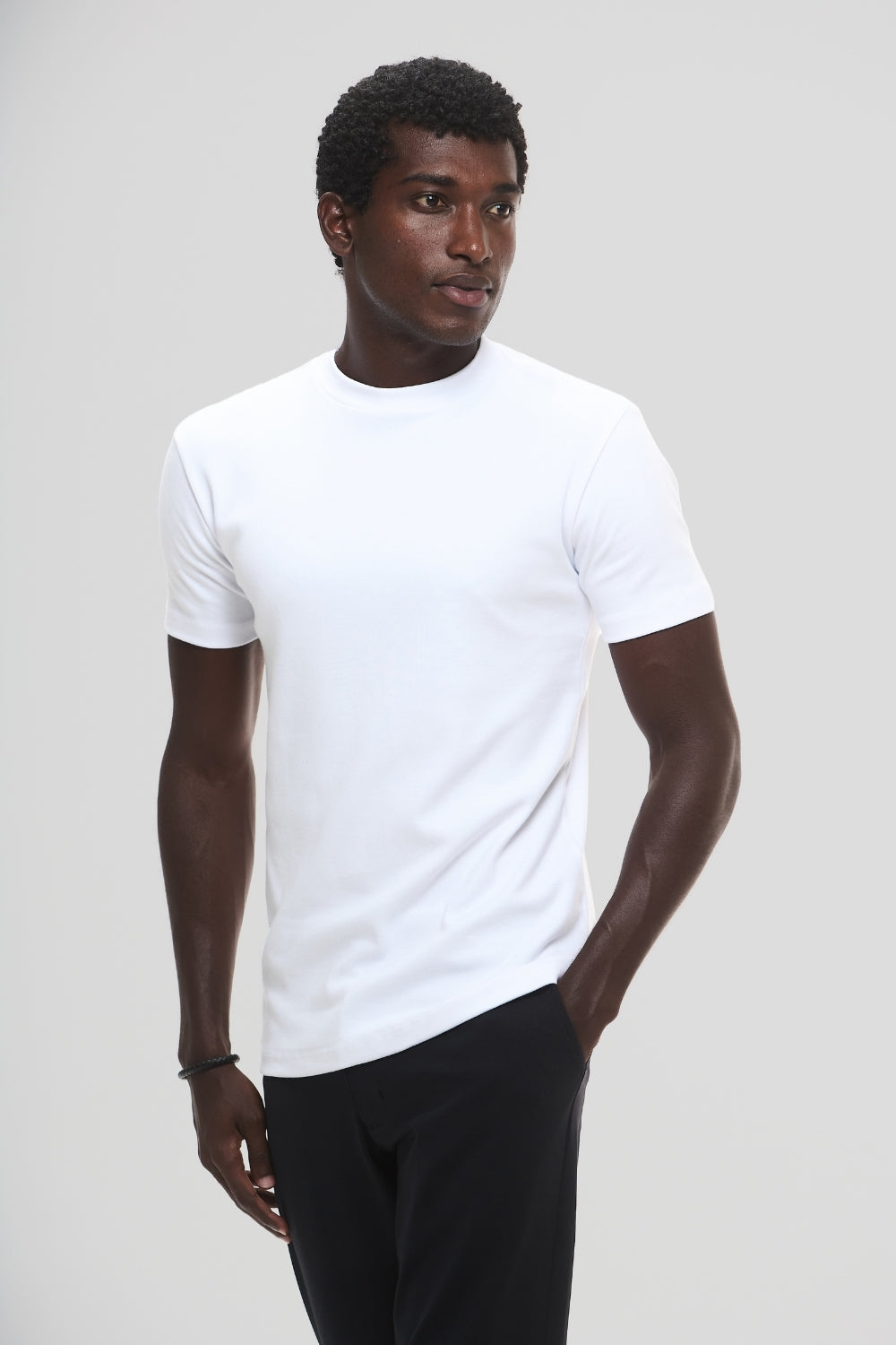 Camiseta Raiz Gola Média · Branco Essência – Algodão Egípcio
