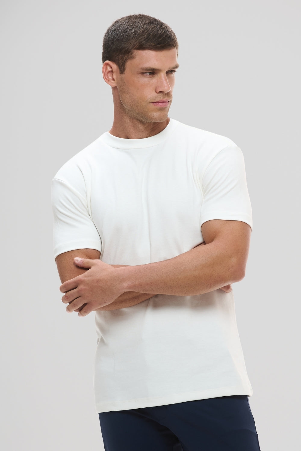 Camiseta Raiz Gola Média · Off Essência – Algodão Egípcio