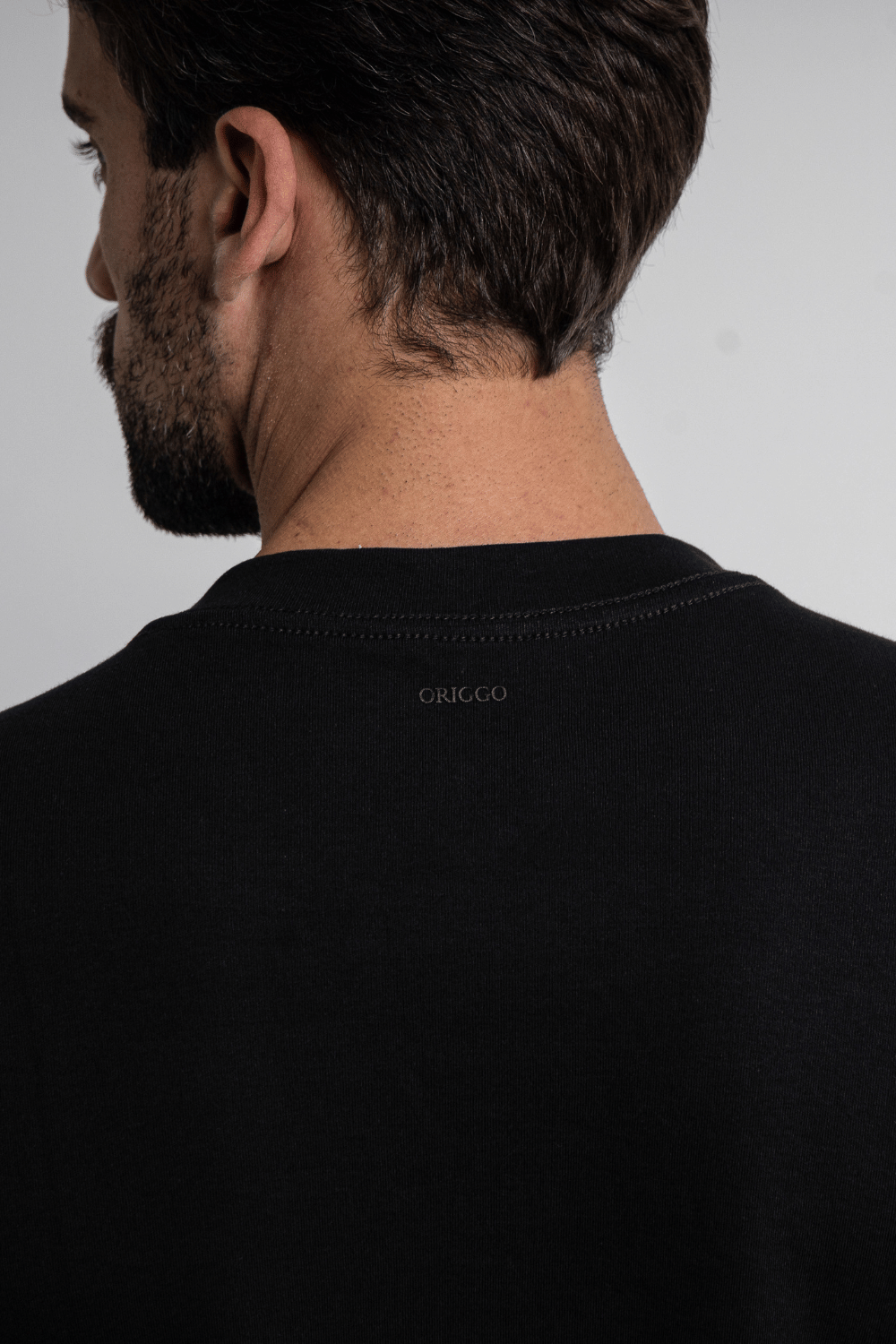Camiseta Raiz Manga Longa Gola Média · Preta Essência – Algodão Egípcio