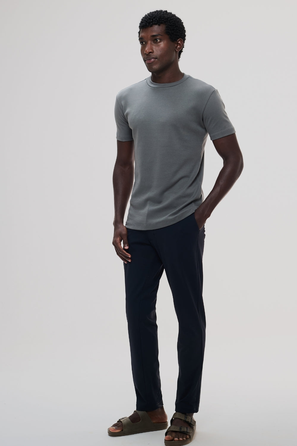 Camiseta Raiz Gola Média · Cinza Raíz – Algodão Egípcio