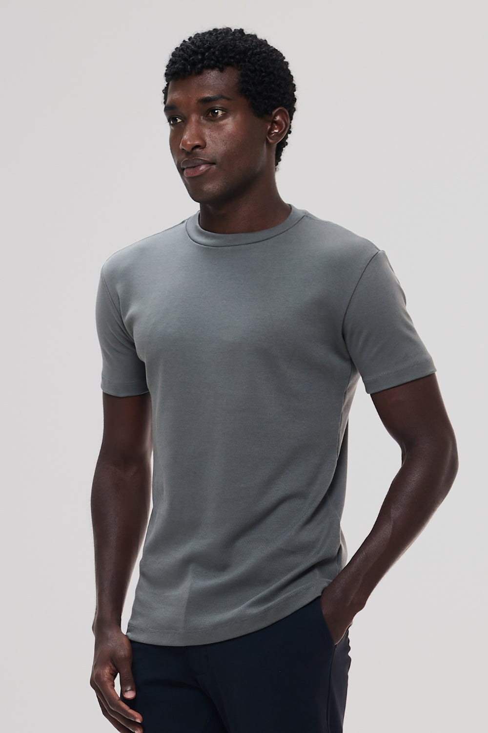 Camiseta Raiz Gola Média · Cinza Raíz – Algodão Egípcio