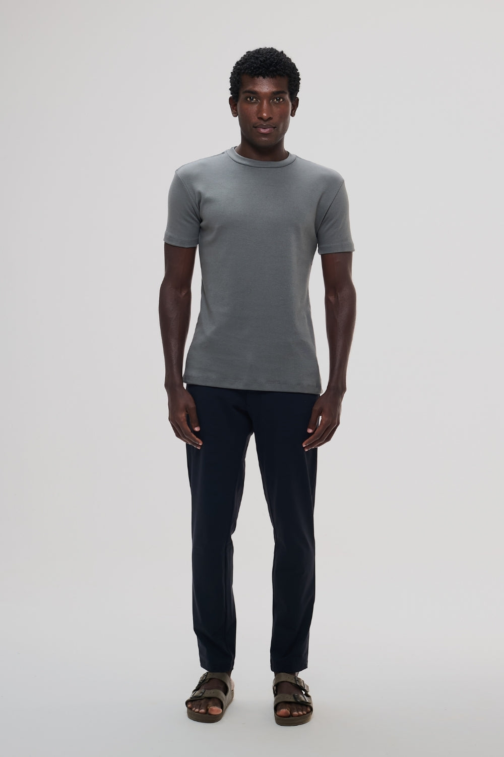 Camiseta Raiz Gola Média · Cinza Raíz – Algodão Egípcio