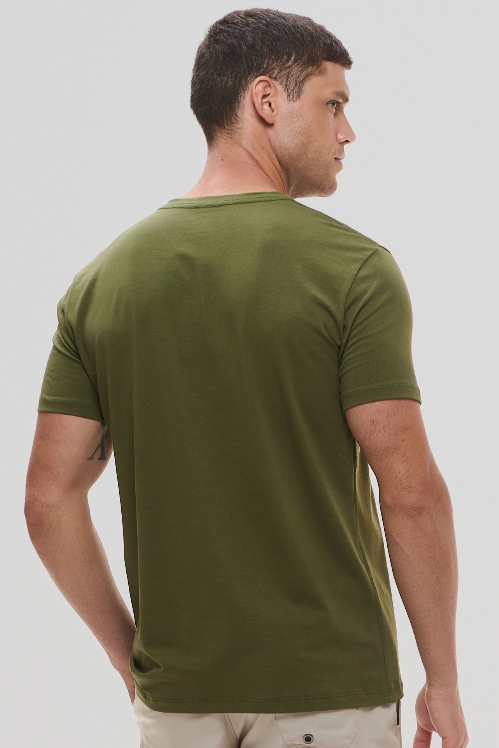 Camiseta Origem Gola V · Verde Cerrado – Algodão Egípcio