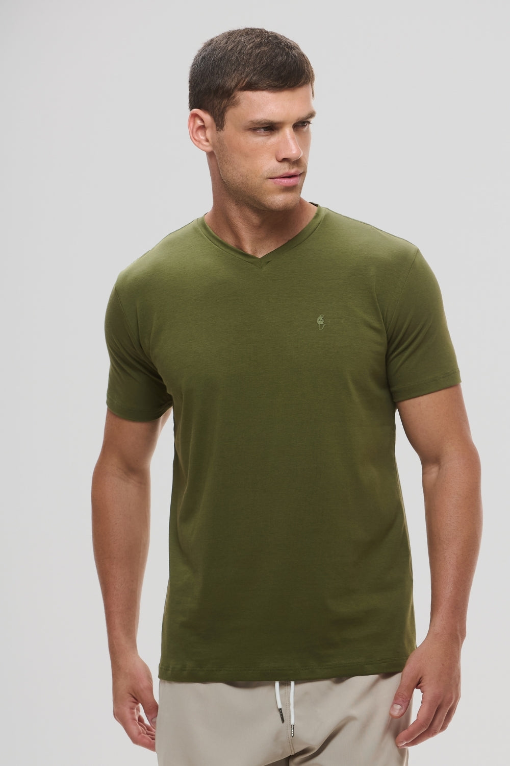 Camiseta Origem Gola V · Verde Cerrado – Algodão Egípcio