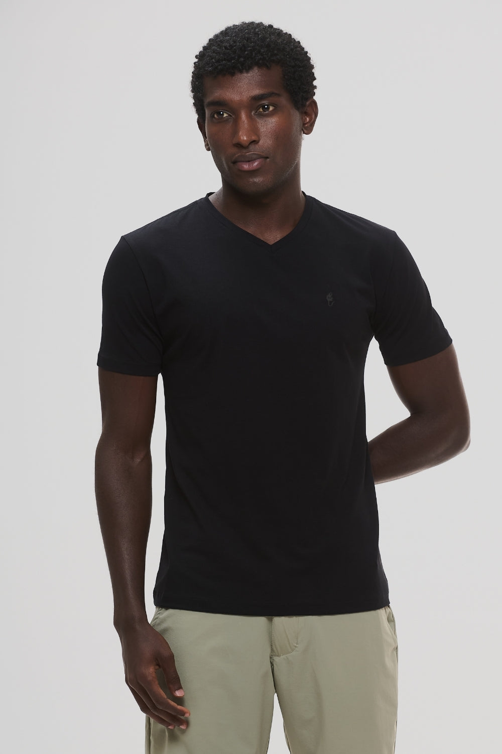 Camiseta Origem Gola V · Preto Essência – Algodão Egípcio