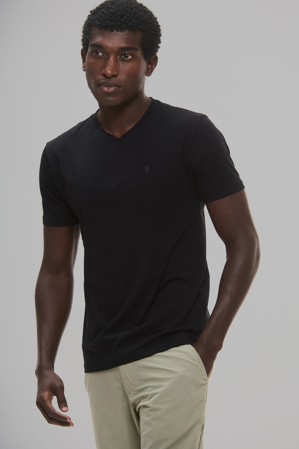 Camiseta Origem Gola V · Preto Essência – Algodão Egípcio