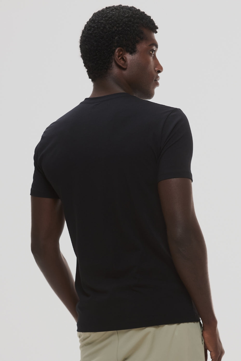 Camiseta Origem Gola V · Preto Essência – Algodão Egípcio