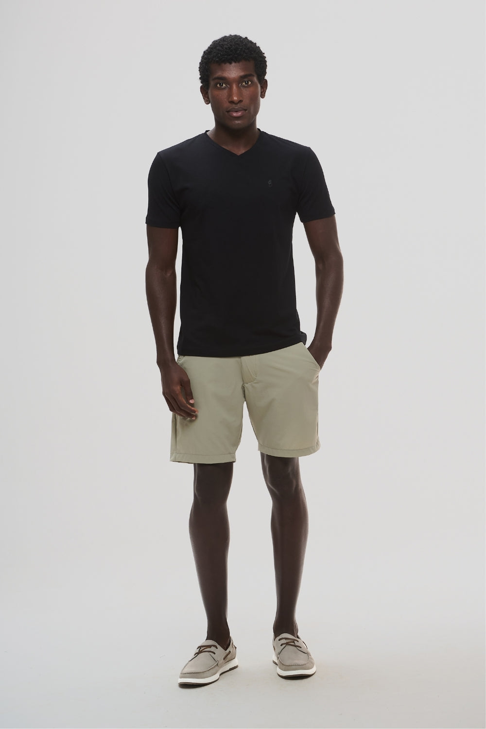 Camiseta Origem Gola V · Preto Essência – Algodão Egípcio