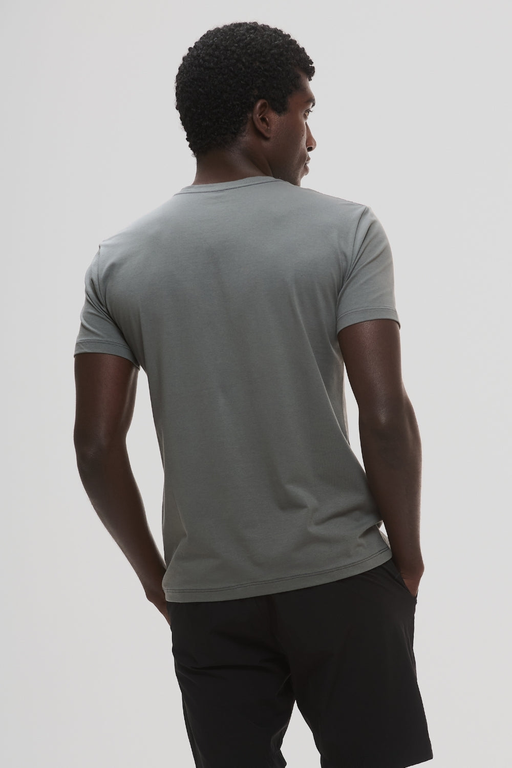 Camiseta Origem Gola V · Cinza Raiz – Algodão Egípcio
