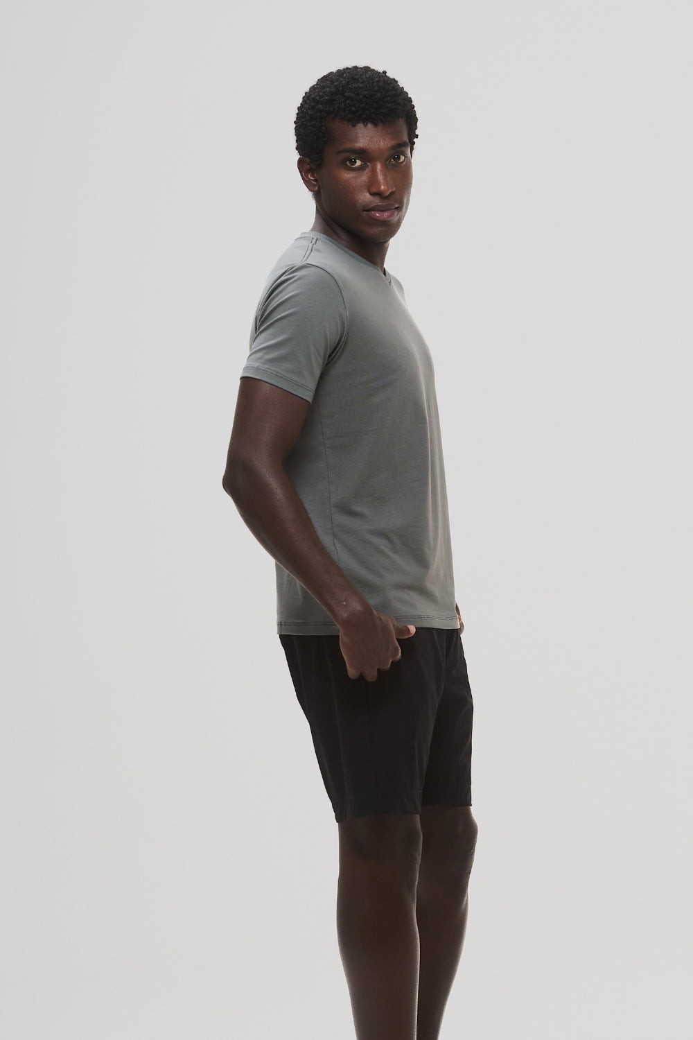Camiseta Origem Gola V · Cinza Raiz – Algodão Egípcio
