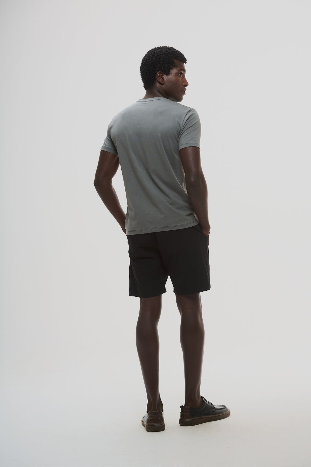 Camiseta Origem Gola V · Cinza Raiz – Algodão Egípcio