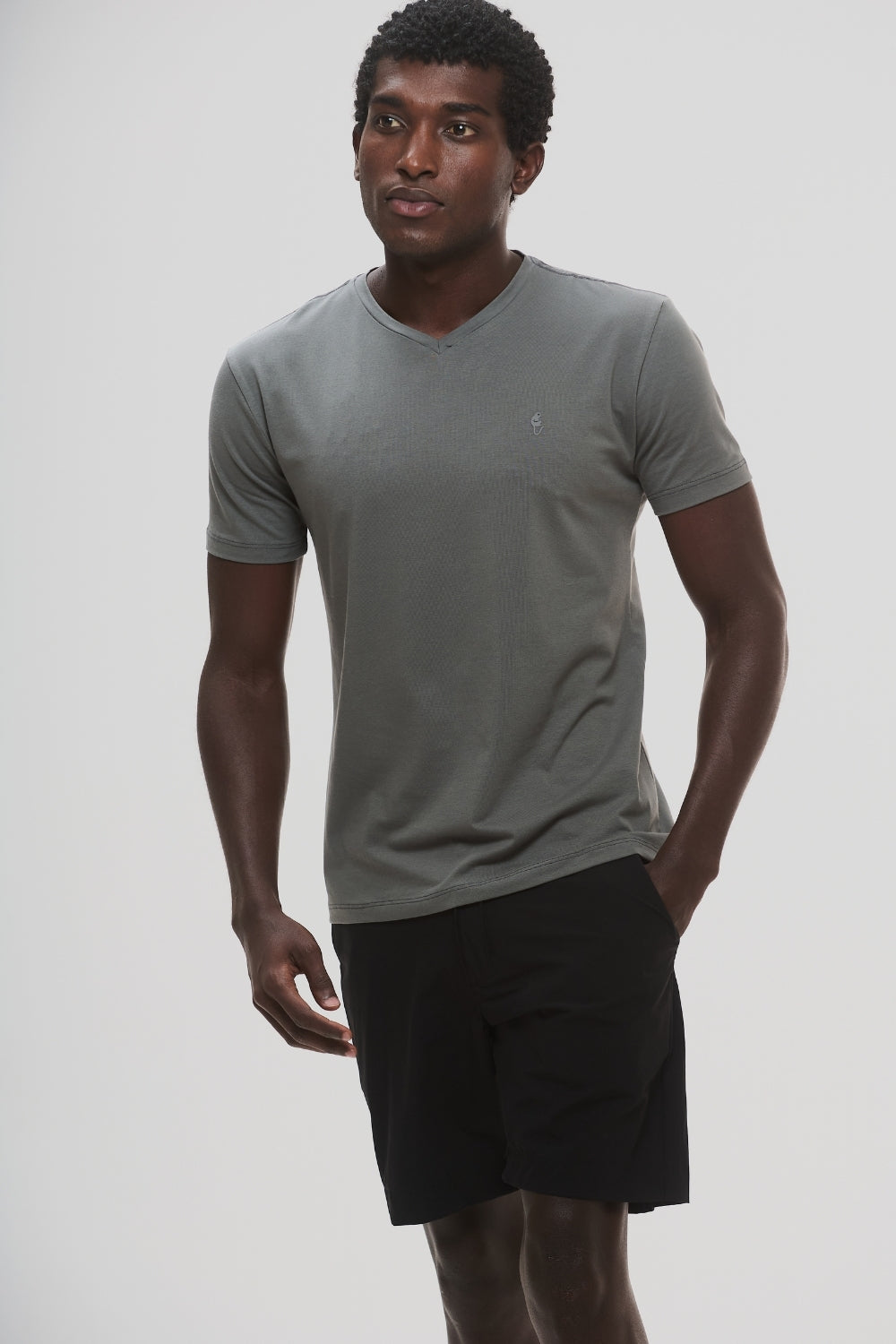 Camiseta Origem Gola V · Cinza Raiz – Algodão Egípcio
