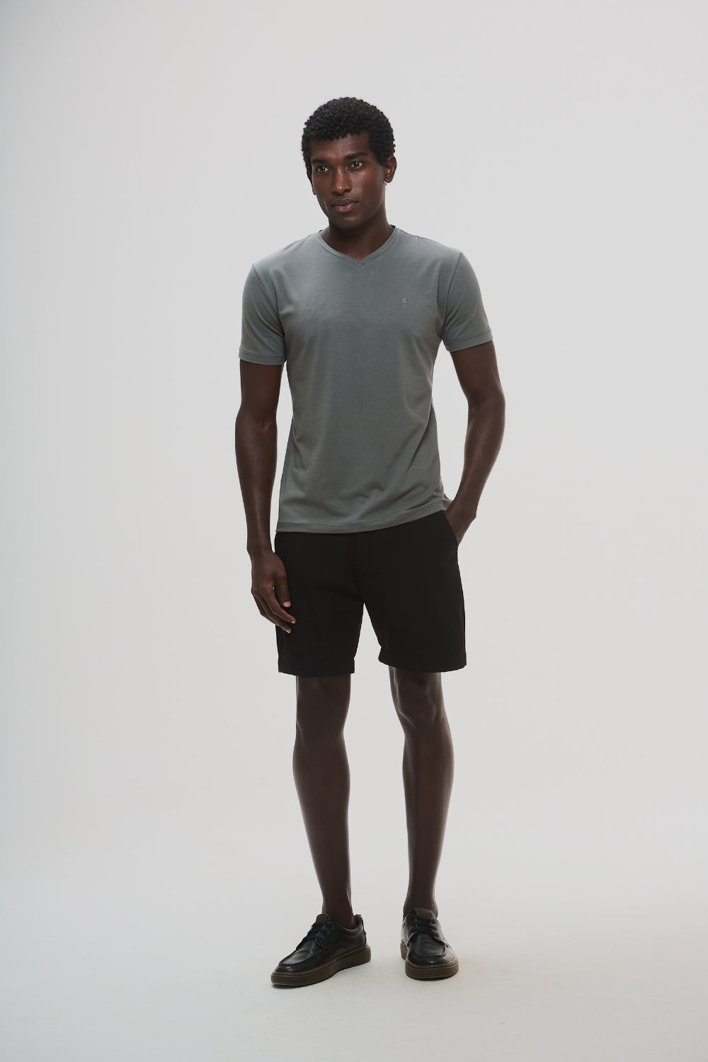 Camiseta Origem Gola V · Cinza Raiz – Algodão Egípcio