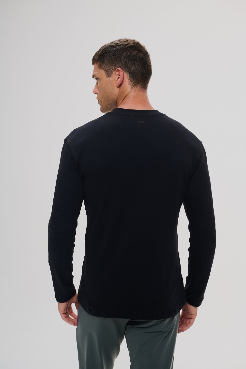 Camiseta Raiz  Manga Longa Gola Média · Preta Essência – Algodão Egípcio