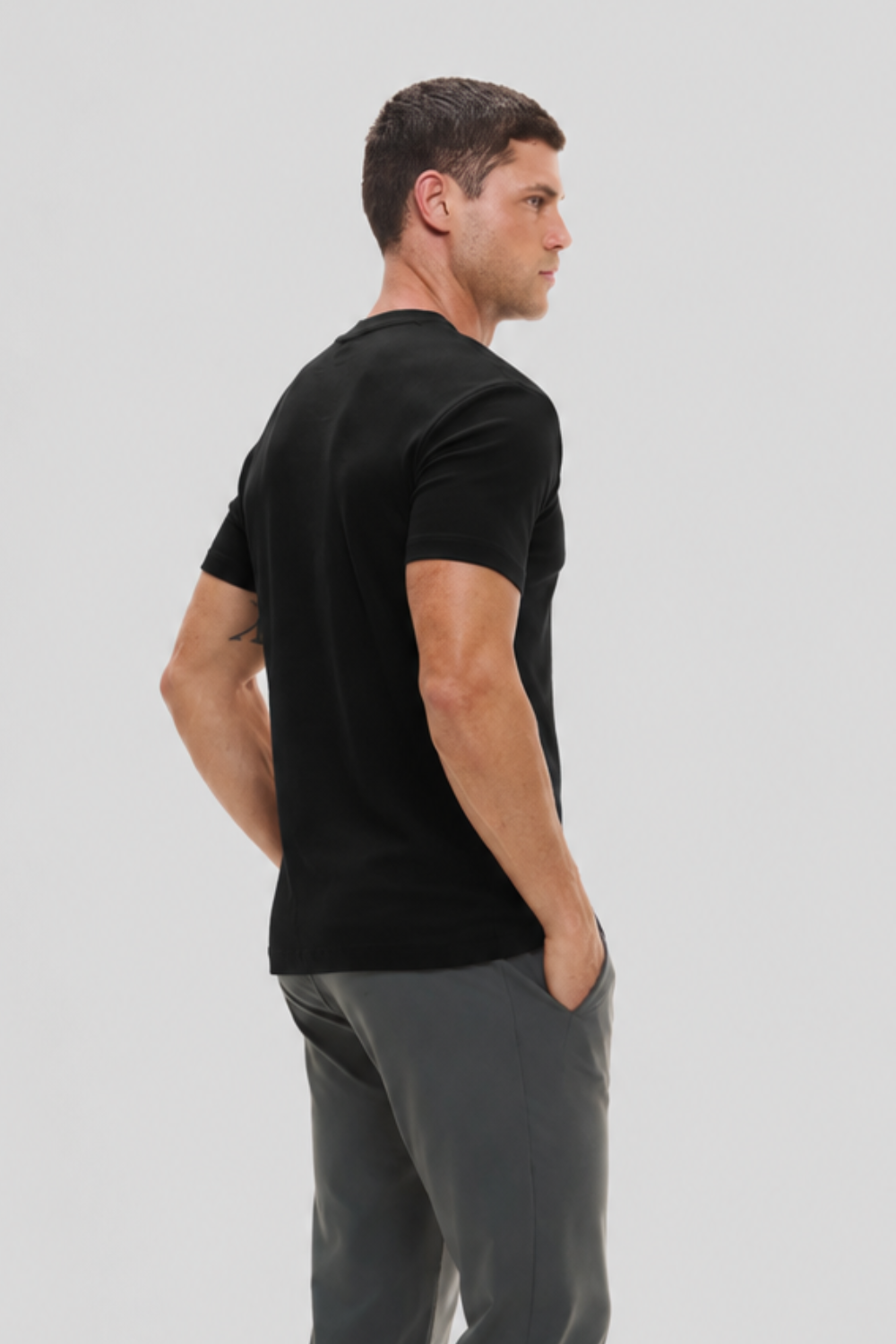 Camiseta Raiz Gola Média · Preto Essência – Algodão Egípcio