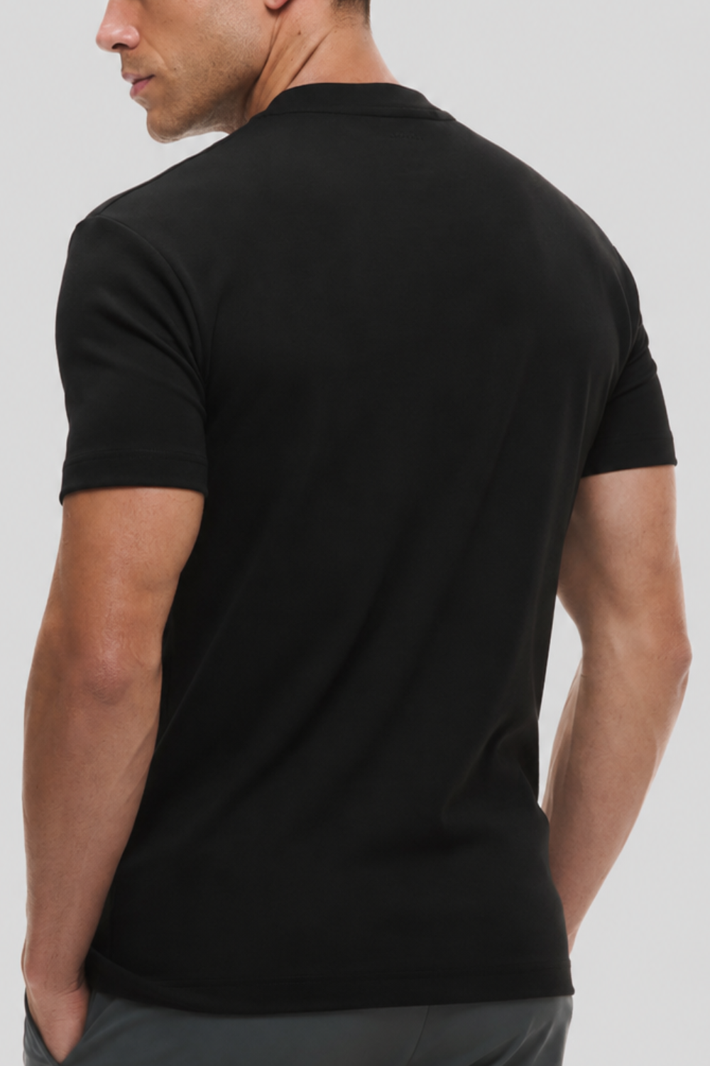 Camiseta Raiz Gola Média · Preto Essência – Algodão Egípcio