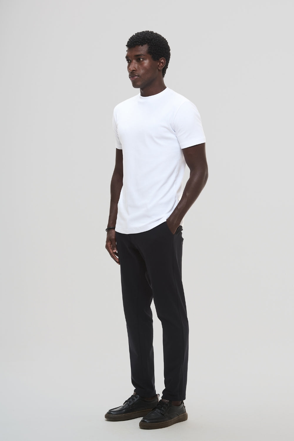 Camiseta Raiz Gola Média · Branco Essência – Algodão Egípcio