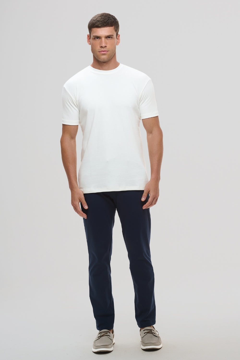 Camiseta Raiz Gola Média · Off Essência – Algodão Egípcio