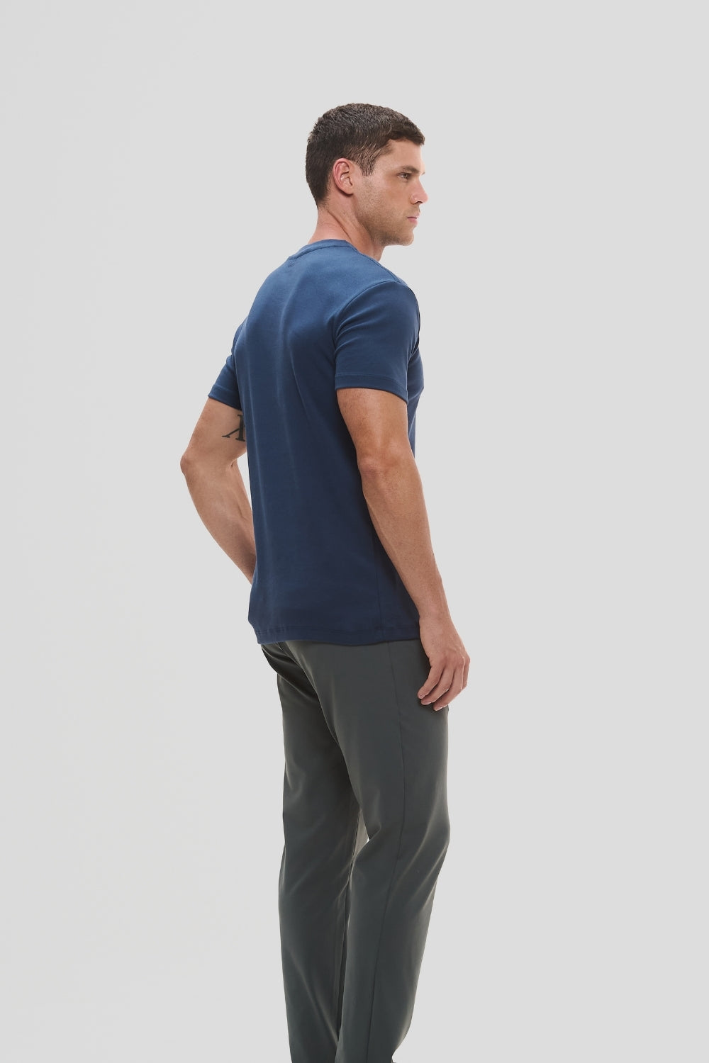 Camiseta Raiz Gola Média · Azul Noturno – Algodão Egípcio