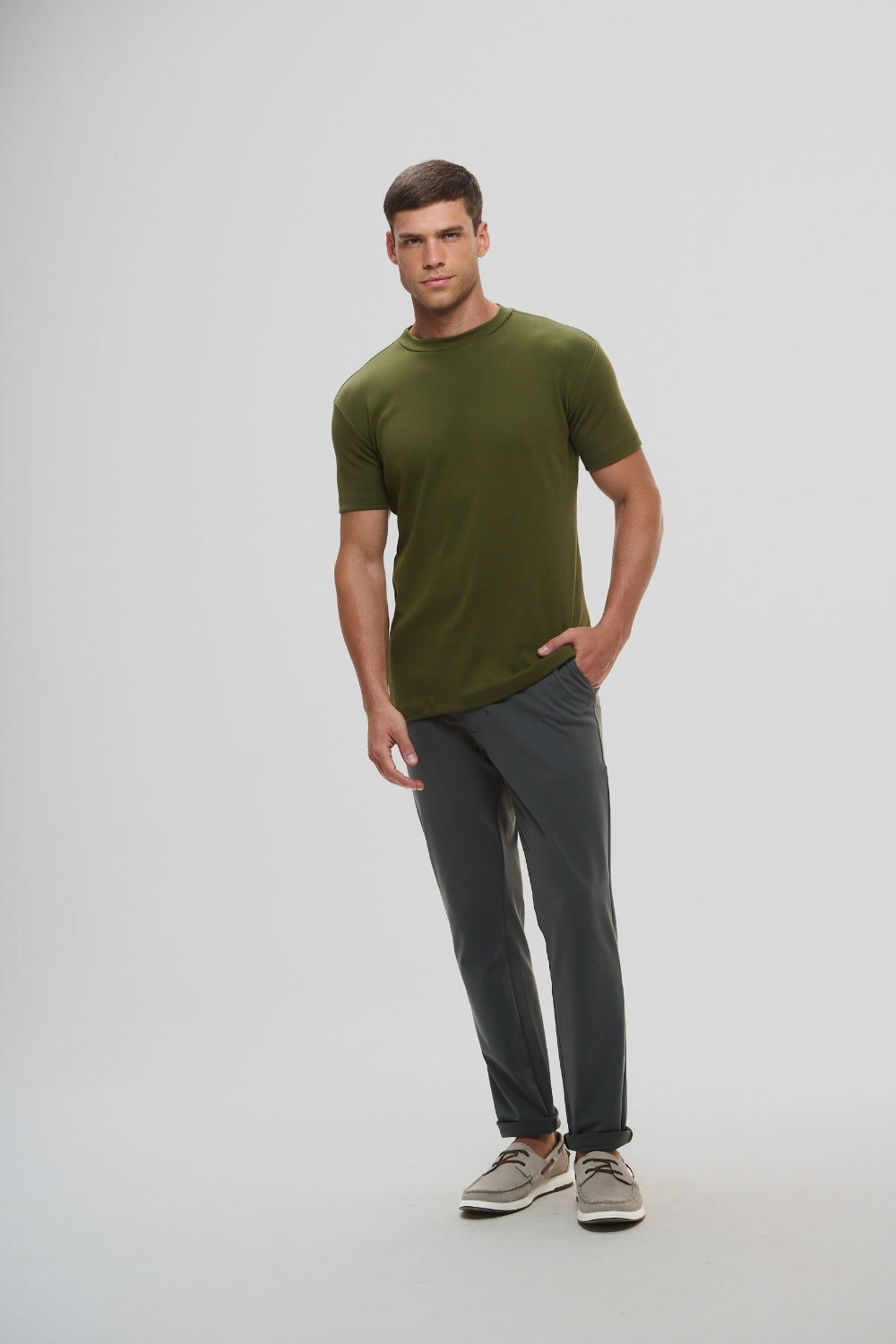 Camiseta Raiz Gola Média · Verde Cerrado – Algodão Egípcio