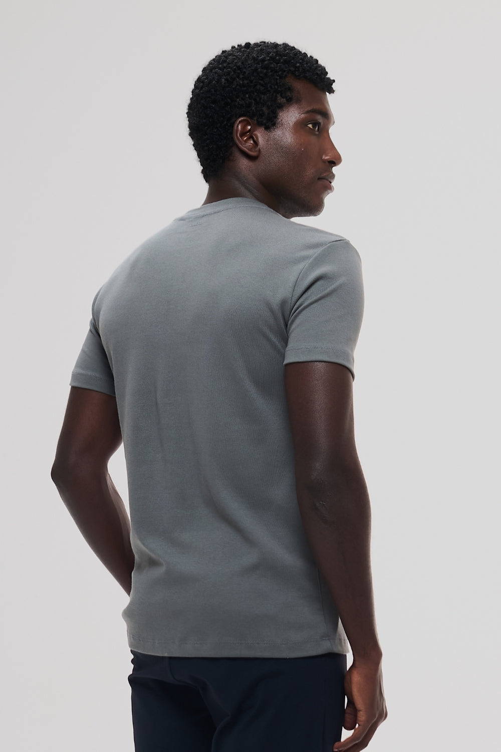 Camiseta Raiz Gola Média · Cinza Raíz – Algodão Egípcio
