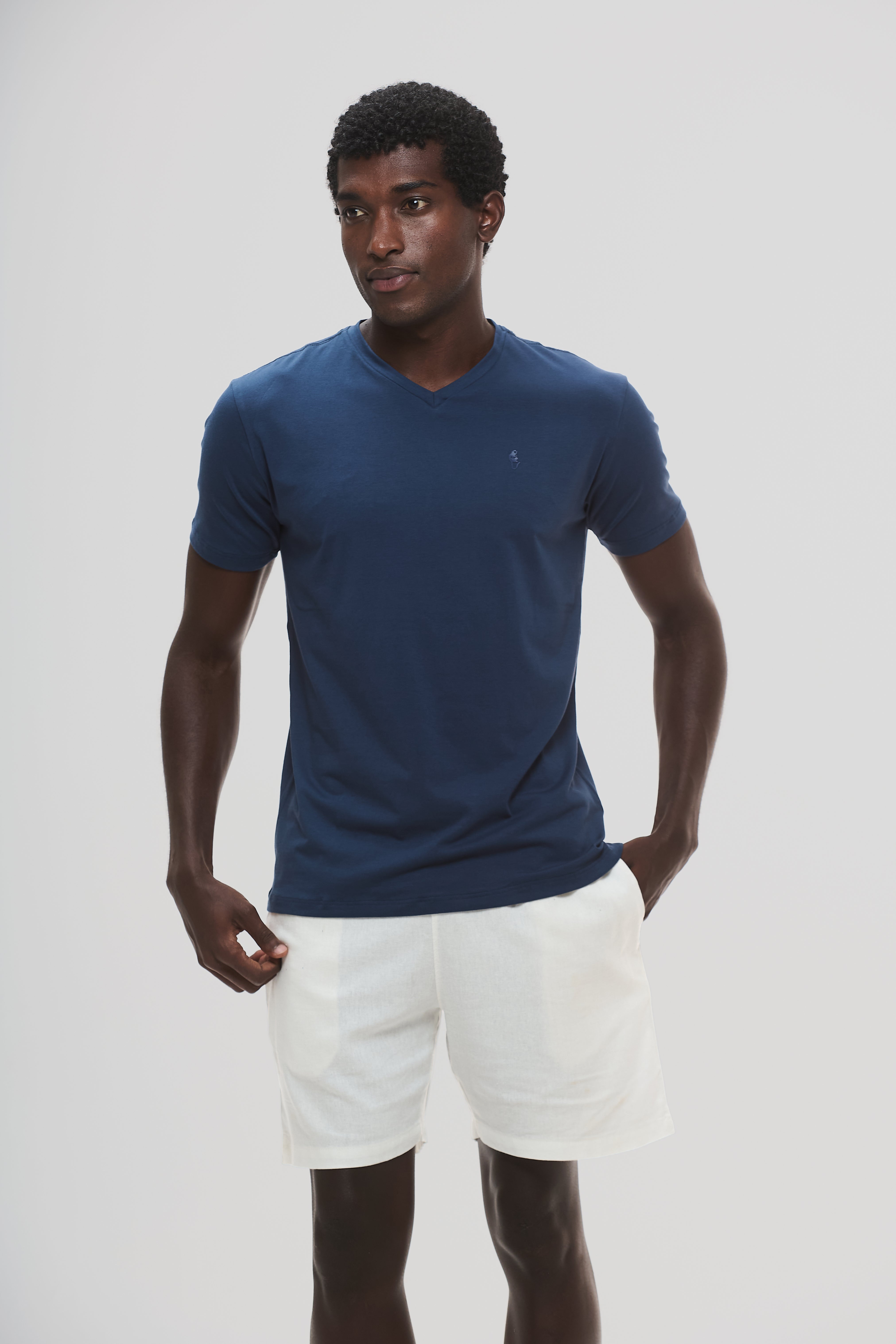 Camiseta Origem Gola V · Azul Horizonte – Algodão Egípcio
